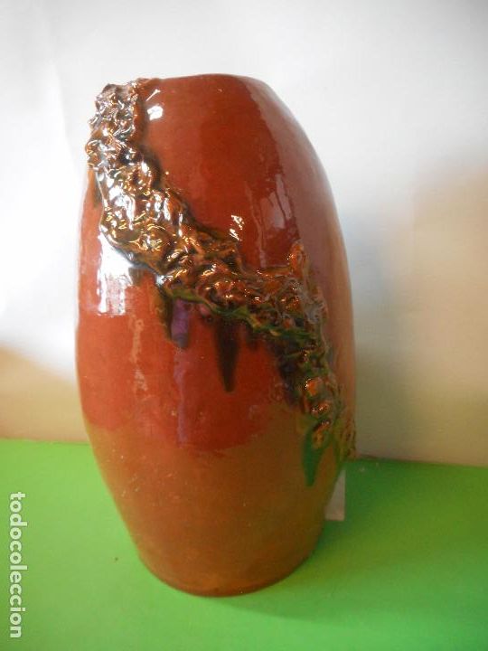 Coleccionismo: BONITO JARRON. COLOR MARRON. DIAMETRO 7 CM, ALTO 24 CM