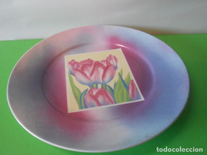 Coleccionismo: BONITO PLATO. DECORATIVO. EN CERAMICA. DIAMETRO 26 CM