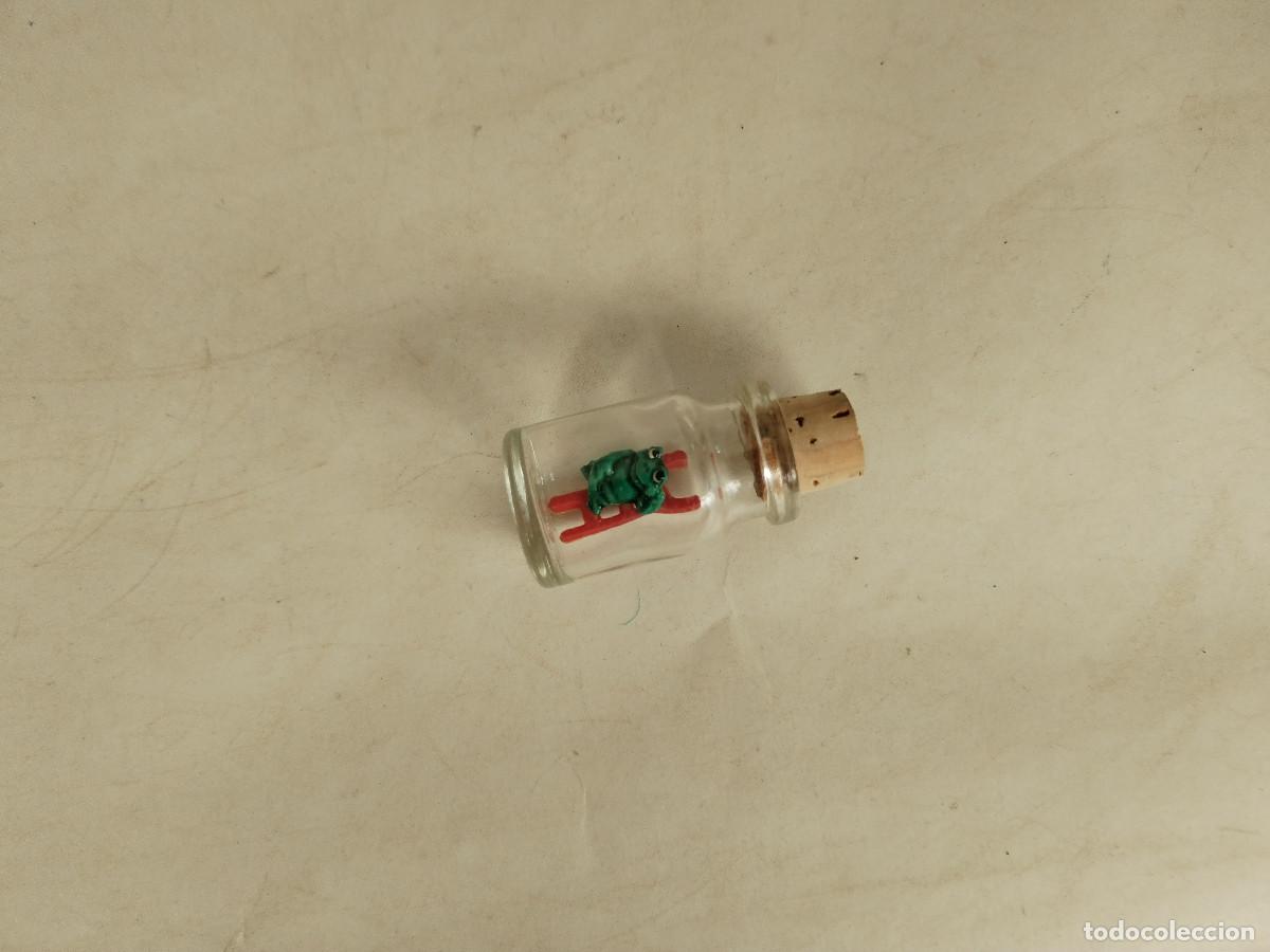Coleccionismo: rana miniatura dentro de una botella de cristal- c113