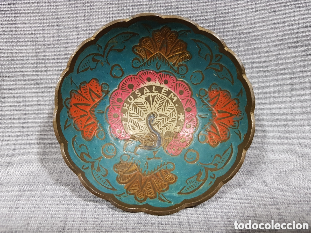 Coleccionismo: CUENCO DECORATIVO. RECUERDO SOUVENIR DE JERUSALEM. PAVO REAL. DI&Aacute;METRO 8 CMS. METAL DORADO PINTADO