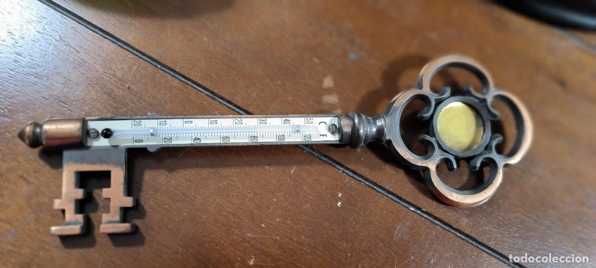 Coleccionismo: Antigua llave con term&oacute;metro 21 cm - Foto 1