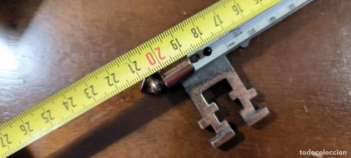 Coleccionismo: Antigua llave con term&oacute;metro 21 cm - Foto 2