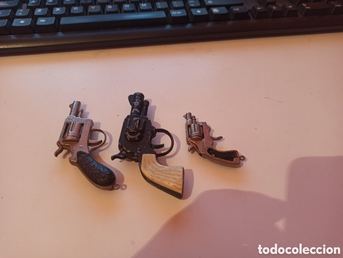 Coleccionismo: Pistolas en miniatura metal una le falta una cacha