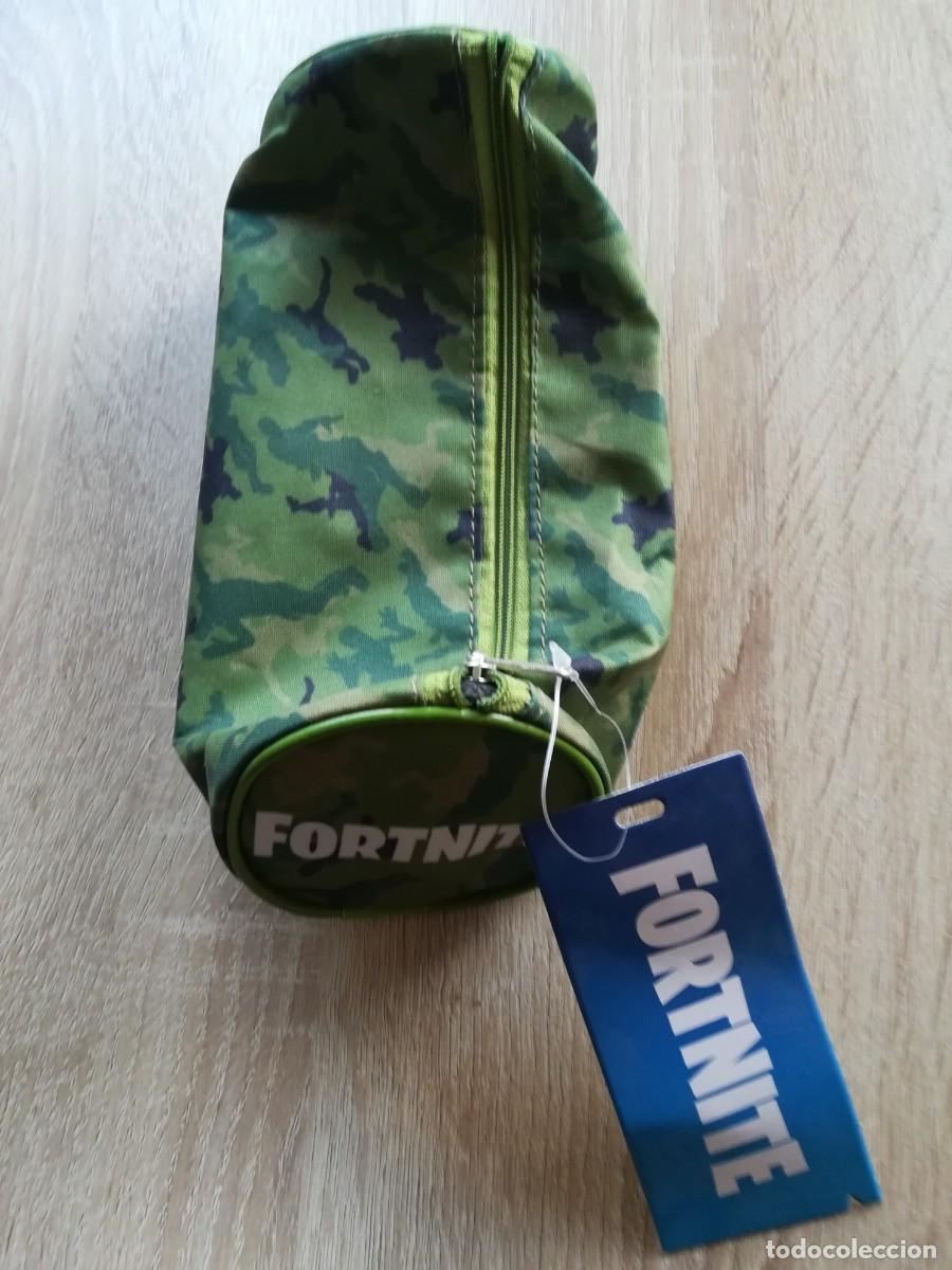 Collezionismo: FORTNITE-BOLSO ESCOLAR PORTATODO CIL&Iacute;NDRICO, CON CREMALLERA DE POLI&Eacute;STER 10 CM X 21 CM - A&Ntilde;O 2020.