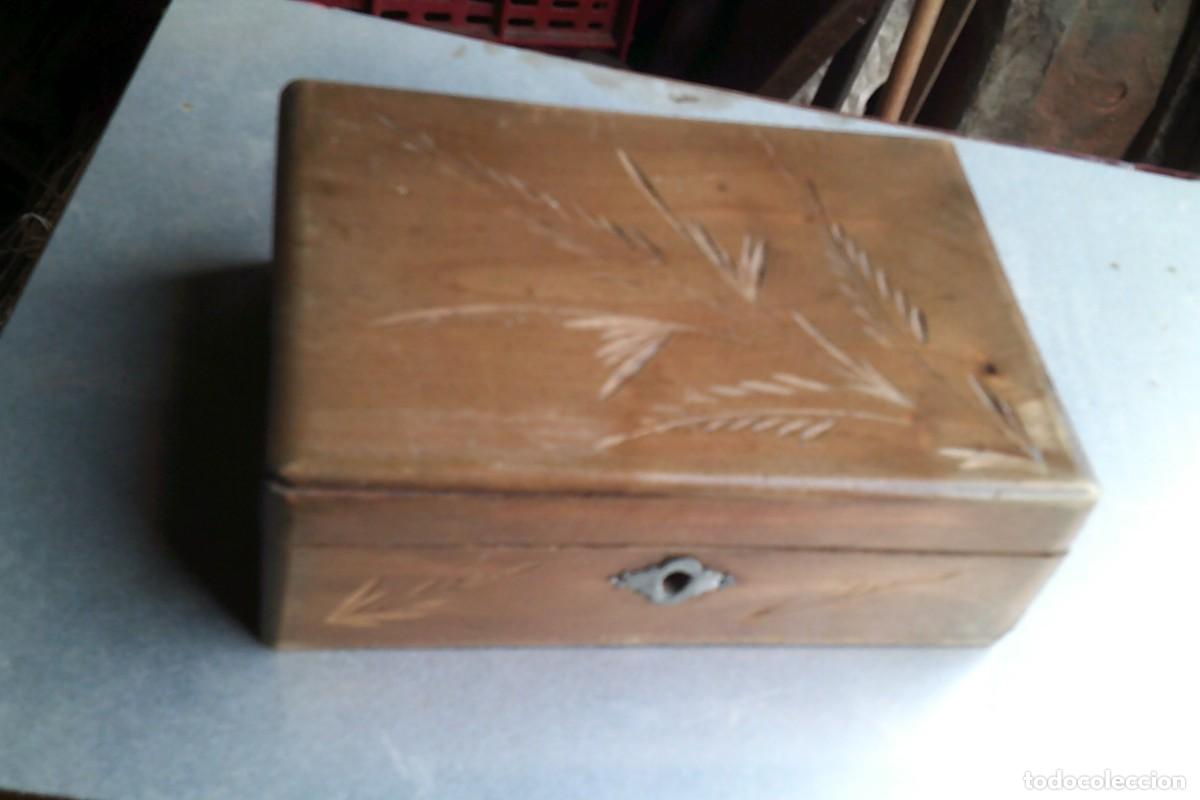 Coleccionismo: antigua cajita madera con espejito en interior de la tapadera, (joyero)