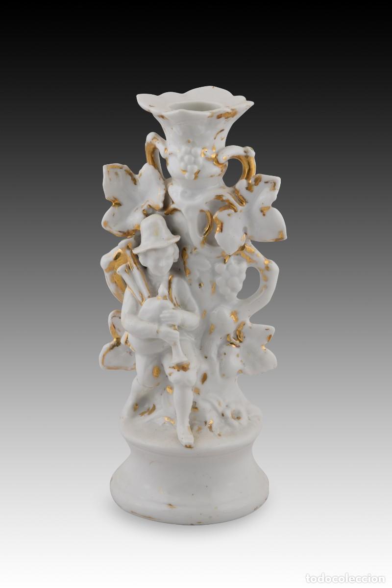 Coleccionismo: Candelero con gaitero. Porcelana. Siglo XX.