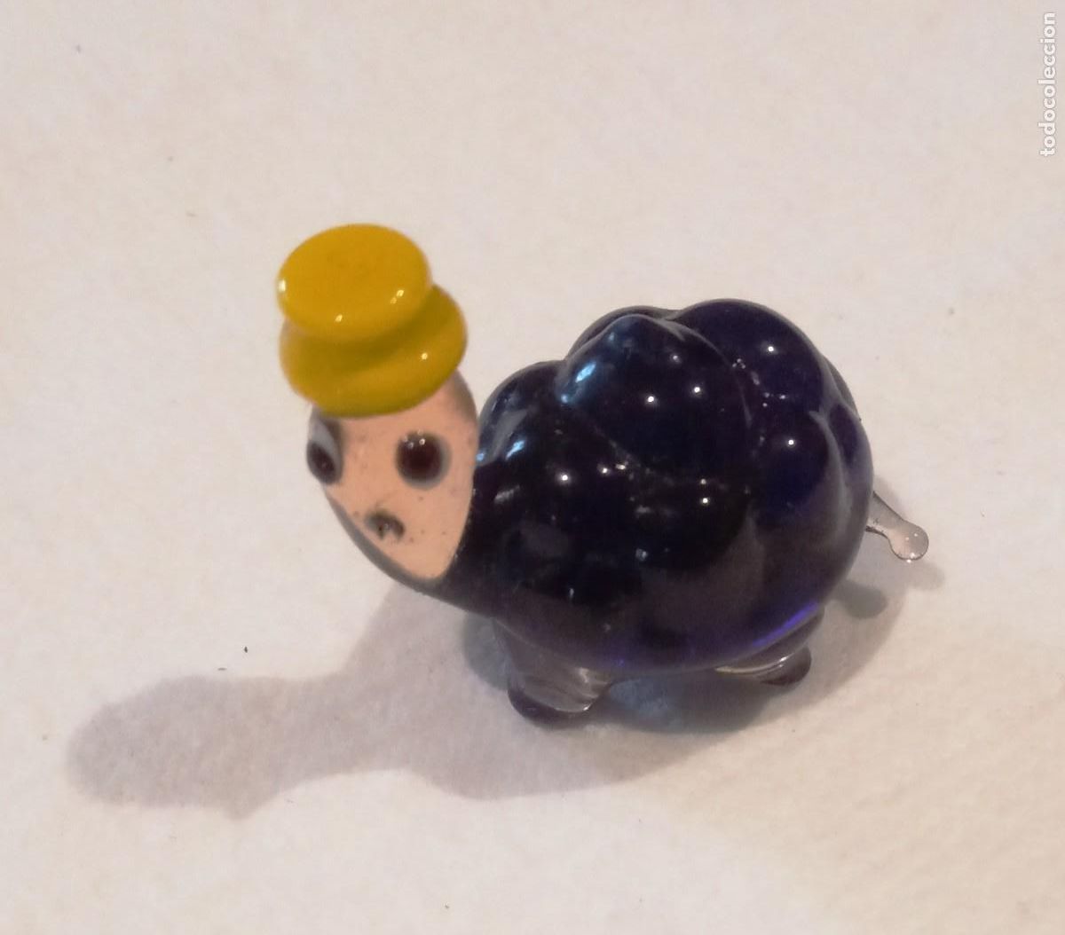 Collecting: TORTUGA -MINIATURA MUY MINI-CON SOMBRERO AMARILLO-VIDRIO/CRISTAL COLOR- MACIZA-VER FOTOS Y DATOS-S/N