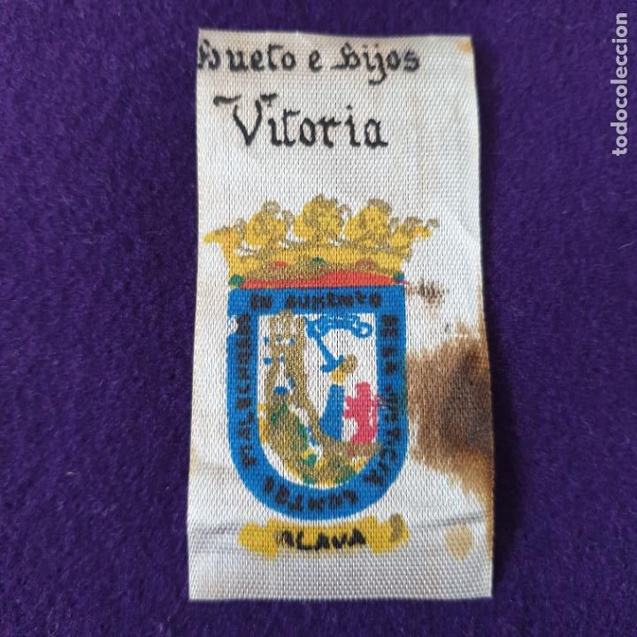 Coleccionismo: DISTINTIVO DE TELA CON EL ESCUDO DE ALAVA. DE CHOCOLATES HUETO E HIJOS. VITORIA