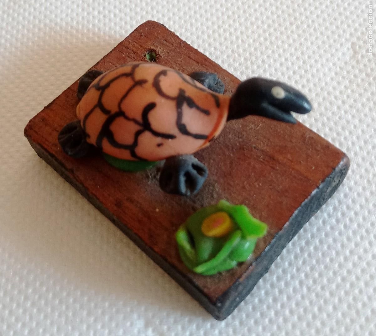 Coleccionismo: TORTUGA -PEQUE&Ntilde;A - ORIGINAL- DECORADA-PASTA ? SOBRE PEQUE&Ntilde;A TARIMA DE MADERA-VER FOTOS / DATOS-N&ordm; 68