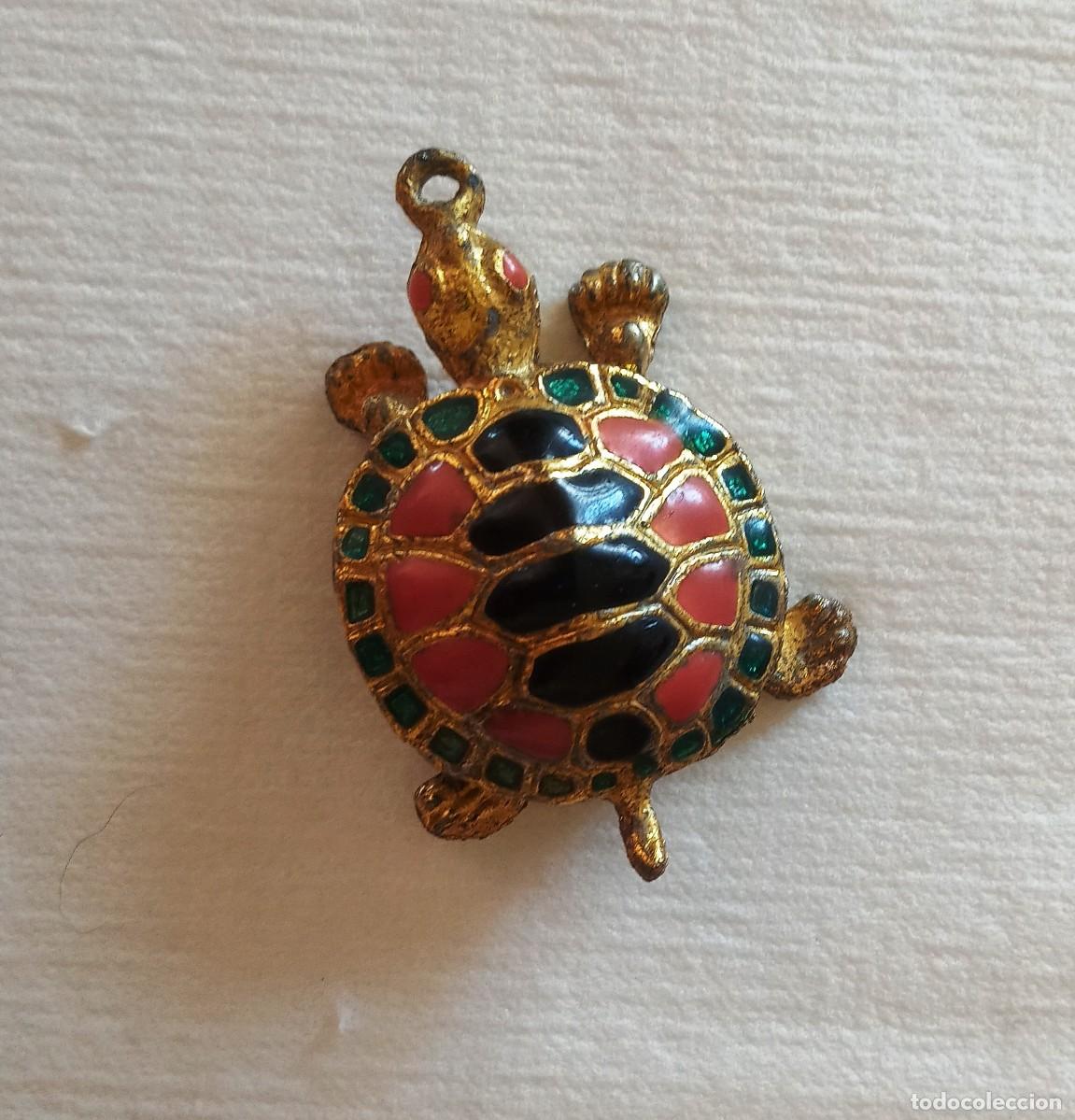 Coleccionismo: TORTUGA COLGANTE -METAL- SE ABRE EL CAPARAZON PARA ESTUCHE/PASTILLAS/VARIOS-BANGKOK- VER FOTOS/DATOS