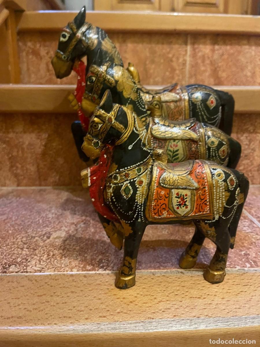Coleccionismo: JUEGO DE 3 CABALLOS DE MADERA - Foto 1