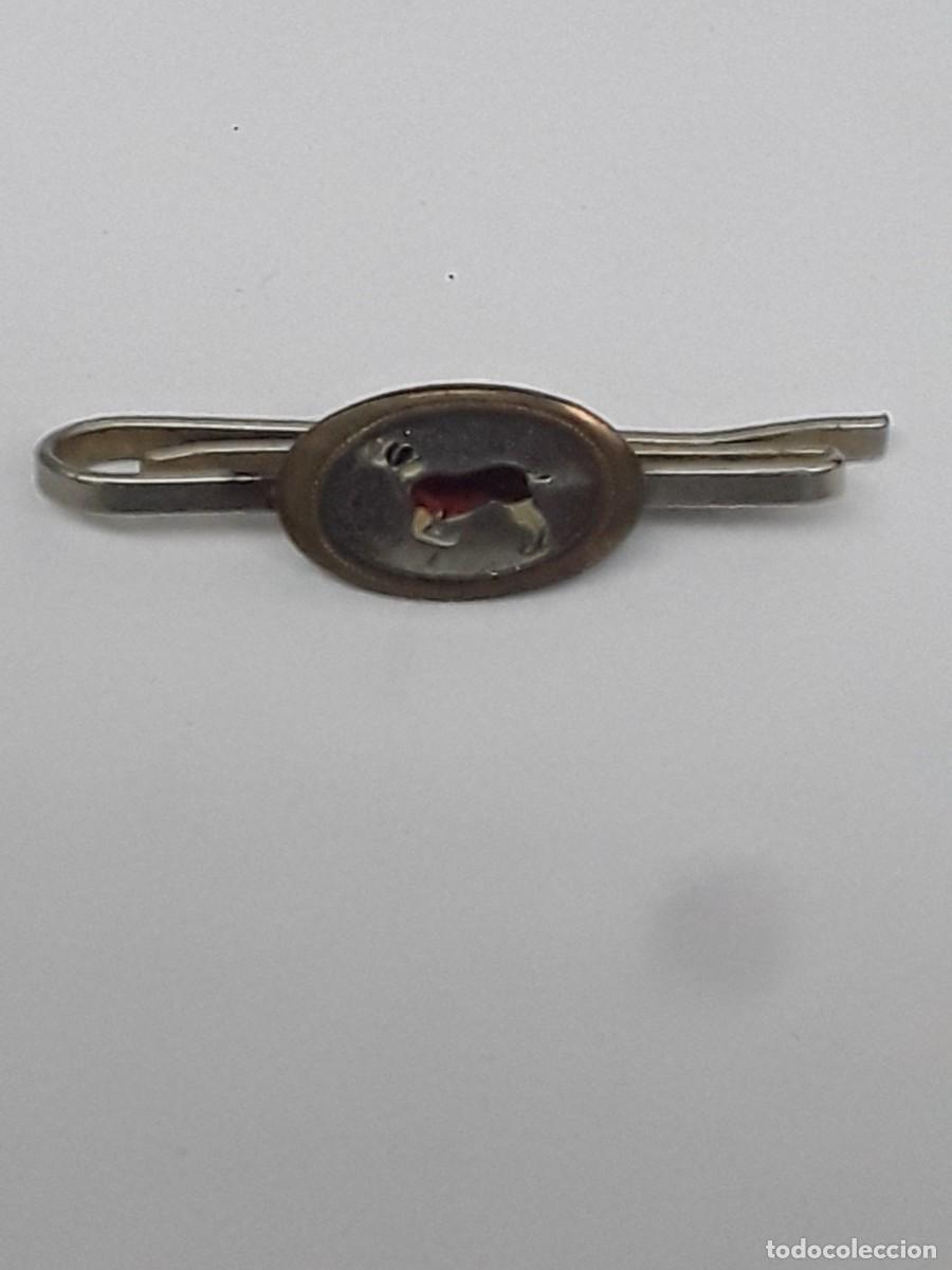 Coleccionismo: ANTIGUO PASACORBATAS PERRO MEDIDA 4 CM - Foto 1