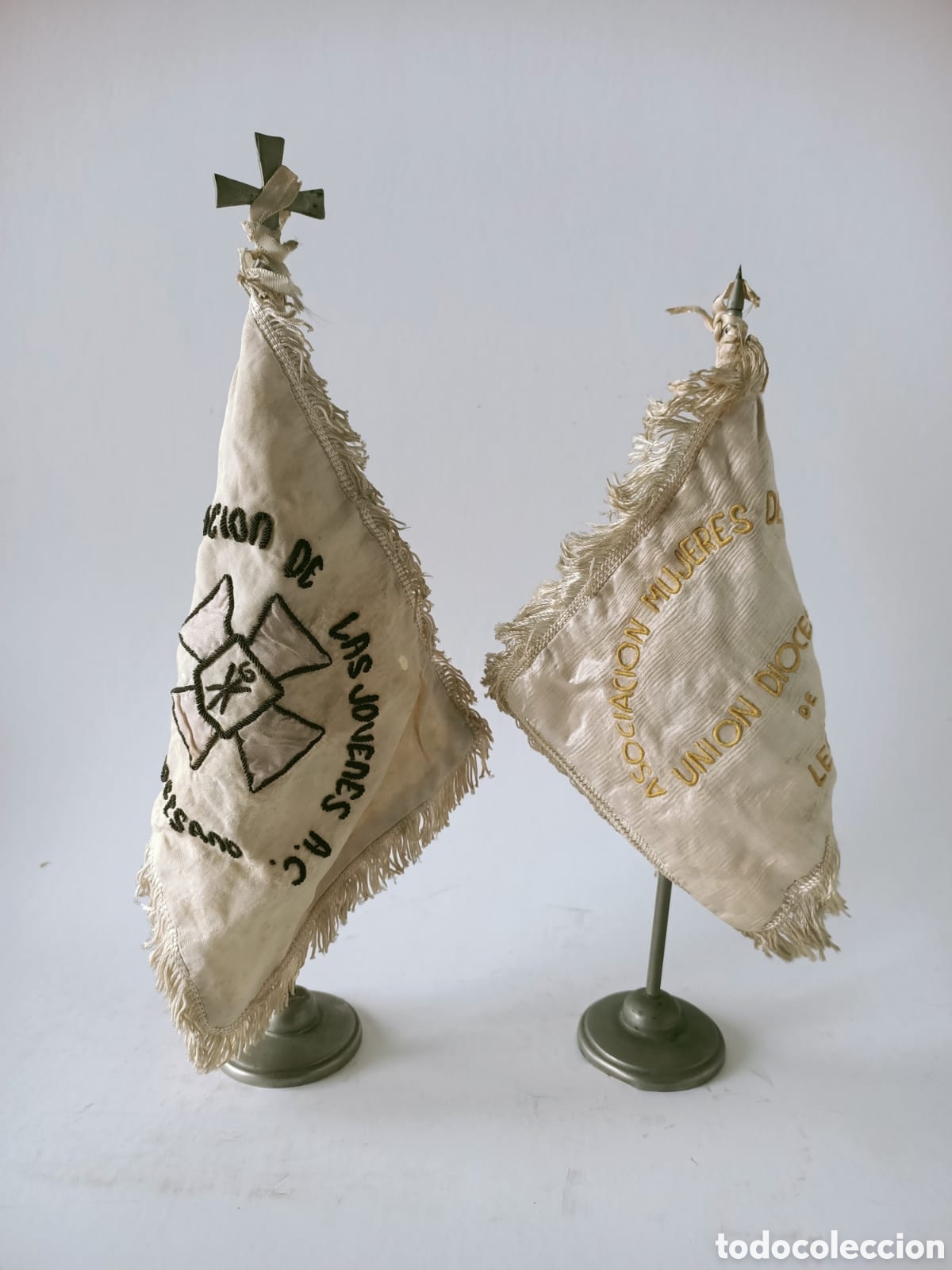 Collectionnisme: Dos banderines Asociaci&oacute;n de Mujeres ACCION CATOLICA..L&eacute;rida a&ntilde;os 1960s