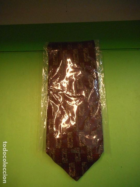 Coleccionismo: CORBATA TRE E'PERFETTO 100% SEDA. COLOR VINOTINTO