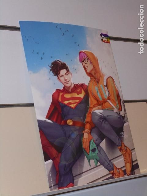 Coleccionismo: LAMINA DC DIA DEL ORGULLO SUPERMAN HIJO 21X30 CM.