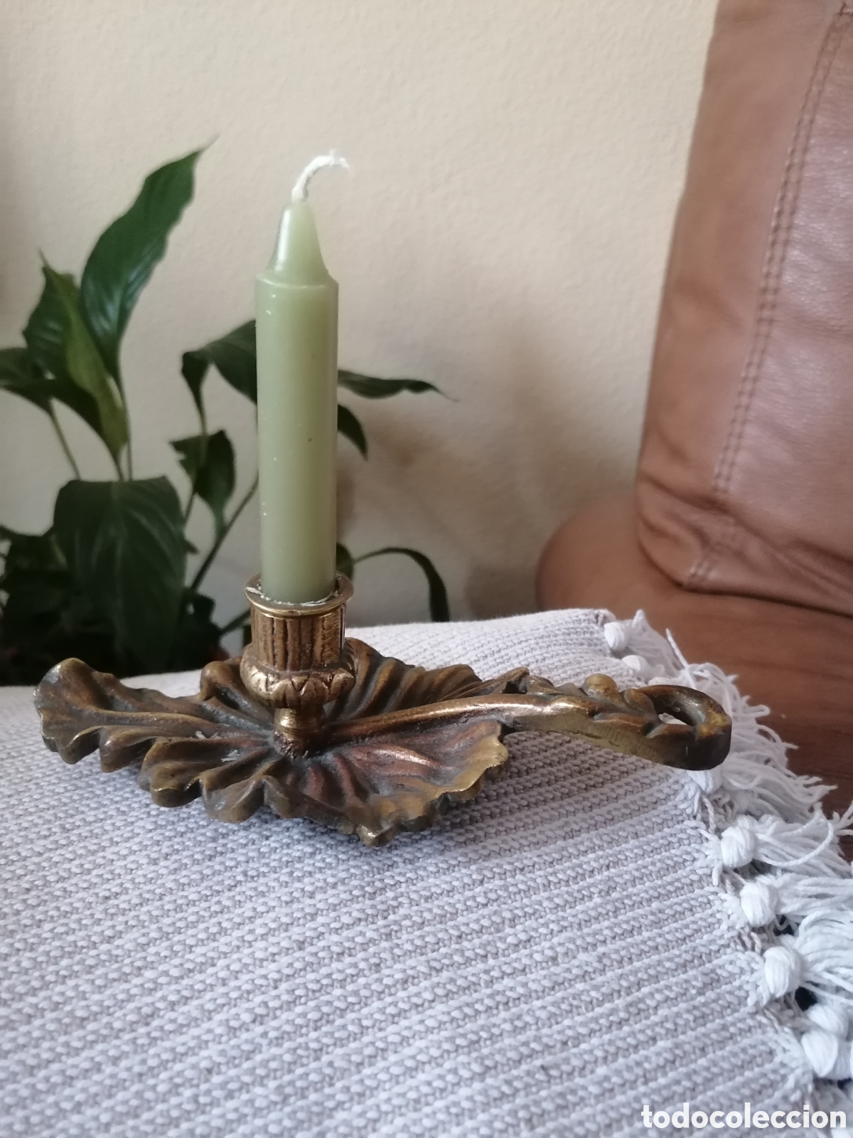 Coleccionismo: Palmatoria bronce. Forma de Hoja.