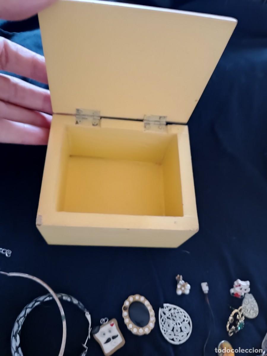 Coleccionismo: Peque&ntilde;o cofre de madera con bisuter&iacute;a - Foto 3