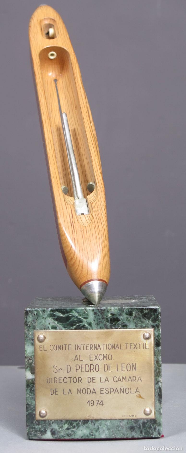 Collezionismo: OBSEQUIO AL DIRECTOR DE LA CAMARA DE LA MODA ESPA&Ntilde;OLA. 1974. LANZADERA. PLACA PLATA