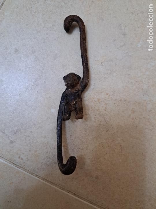 Coleccionismo: Antiguo mono chimpanc&eacute; colgante de hierro