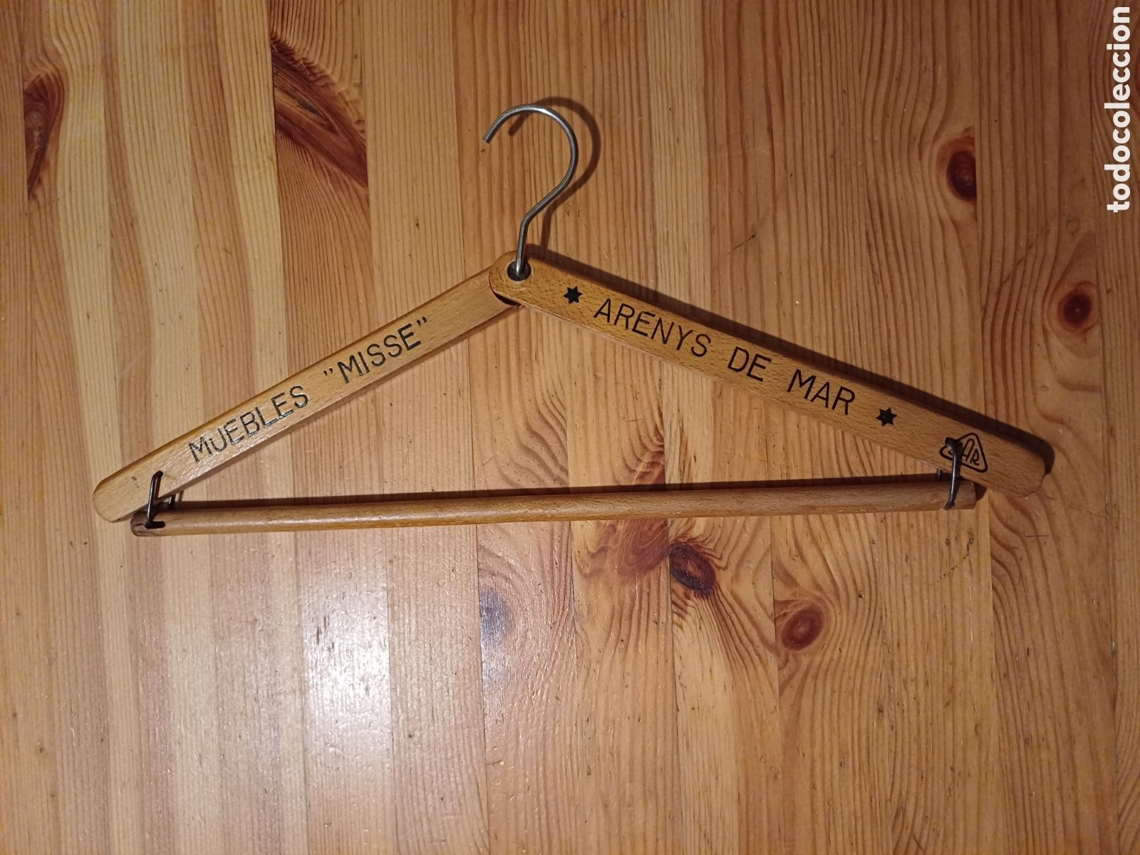 Coleccionismo: Bonita percha de madera plegable Muebles Misse Arenys de Mar