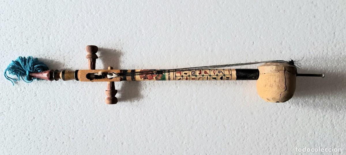 R&uacute;stico instrumento de cuerda. Recuerdo de Egipto