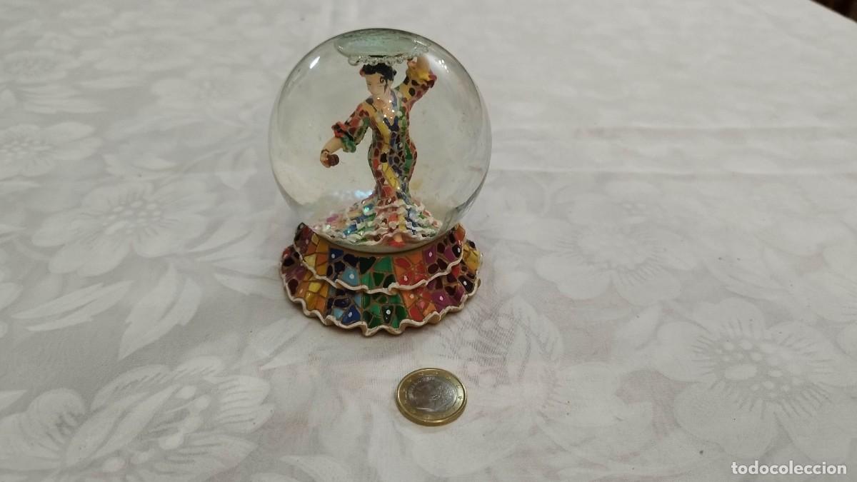 Coleccionismo: Souvenir Gaud&iacute; : Bola de cristal con nieve y bailaora. Mosaico, Artesan&iacute;a