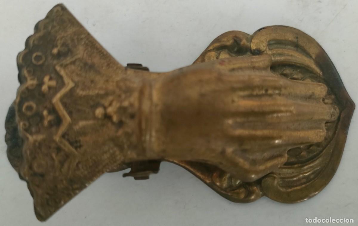 Coleccionismo: MANO SUJETA PAPELES ANTIGUO DE DORADO PLATEADO TAMA&Ntilde;O 8 cm