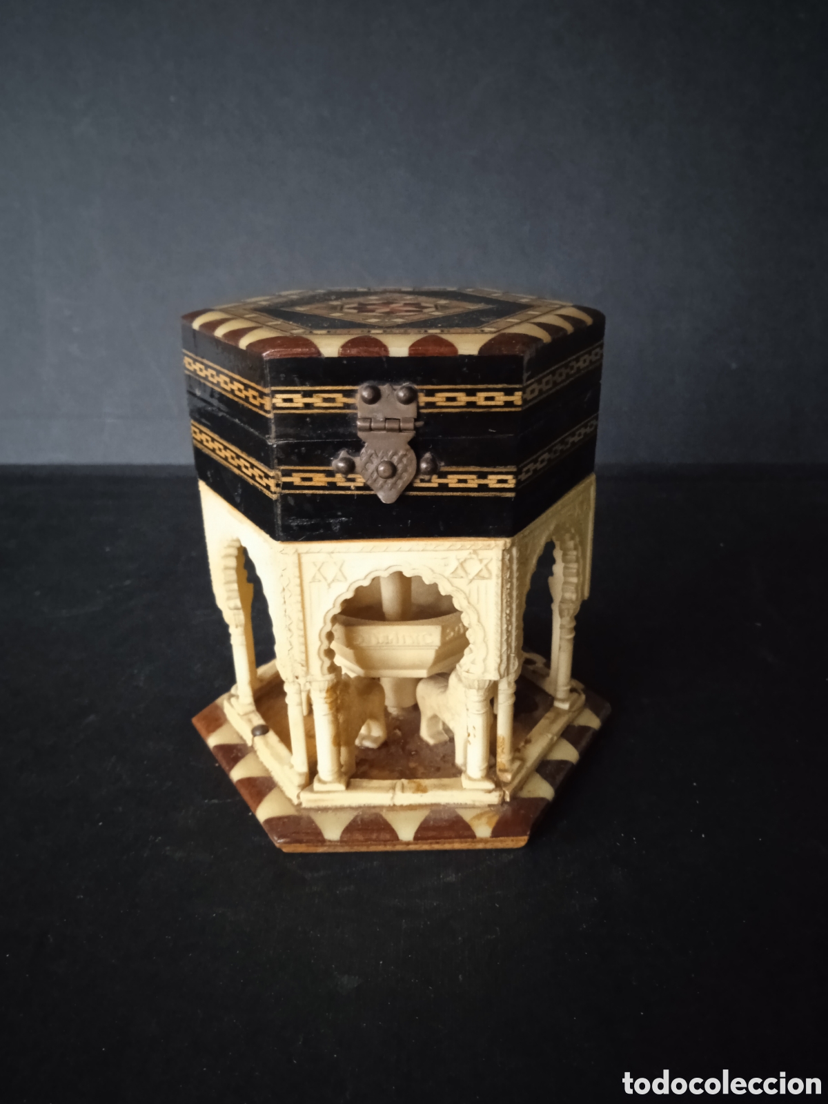 Coleccionismo: CAJA JOYERO REPRODUCCI&Oacute;N DE LA FUENTE DEL PATIO DE LOS LEONES. GRANADA A&Ntilde;OS 50