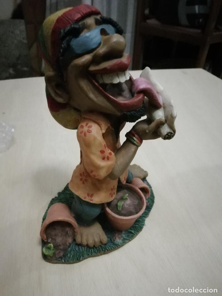 Coleccionismo: FIGURA RASTAFARI LIANDO CIGARRO - Foto 2