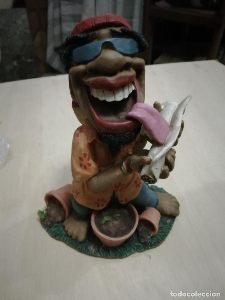 Coleccionismo: FIGURA RASTAFARI LIANDO CIGARRO - Foto 1