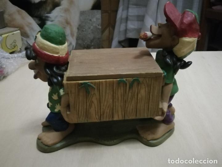 Coleccionismo: FIGURA RASTAFARIS LLEVANDO CAJA - Foto 2