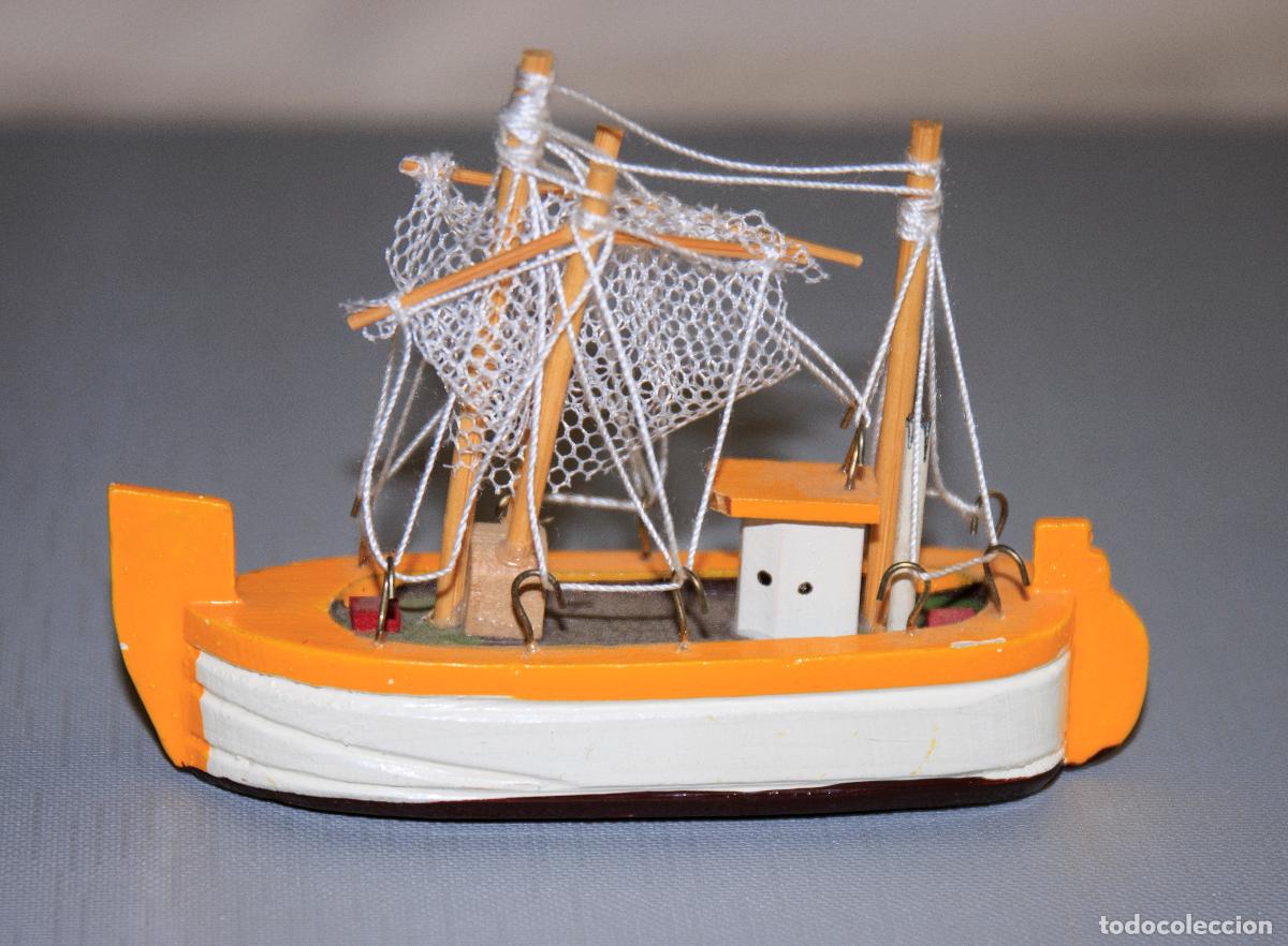 Coleccionismo: Peque&ntilde;o barco pesquero de madera - souvenir - Castro Urdiales