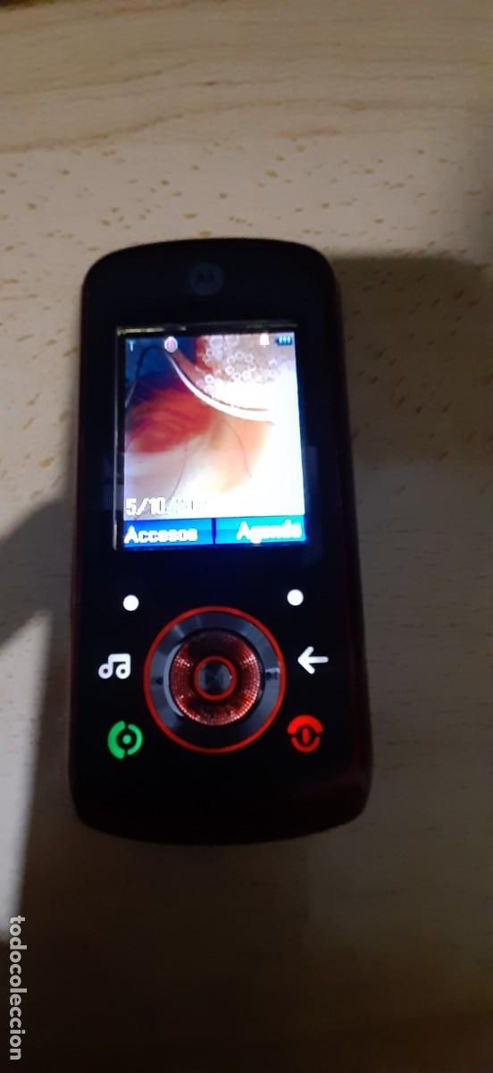 Coleccionismo: TELEFONO MOVIL MOTOROLA CON ALIMENTADOR ORIGINAL