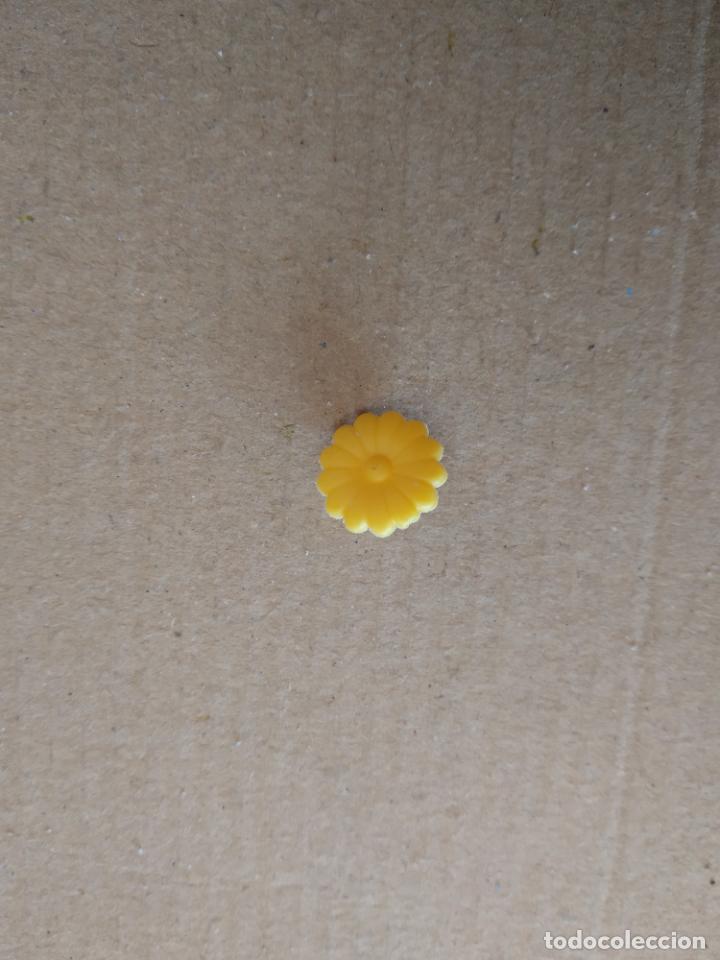 Coleccionismo: MINI FLOR DE PLASTICO DE JUGUETE MIDE APROXIMADAMENTE 1,3CM