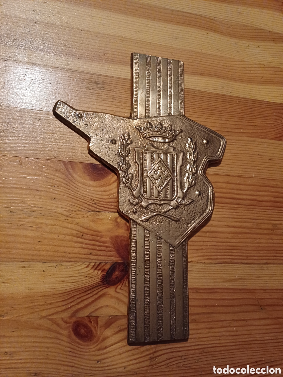 Coleccionismo: Escultura o trofeo metalico con escudo de Girona y senyera de Carmaniu
