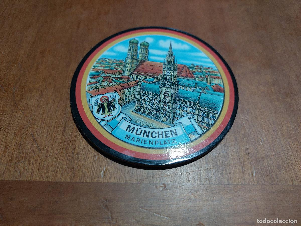 Colecionismo: MUNCHEN. MARIENPLATZ. POSAVASOS REDONDO. TRASERA DE CORCHO. EST&Aacute; DETERIORADO POR DETR&Aacute;S.