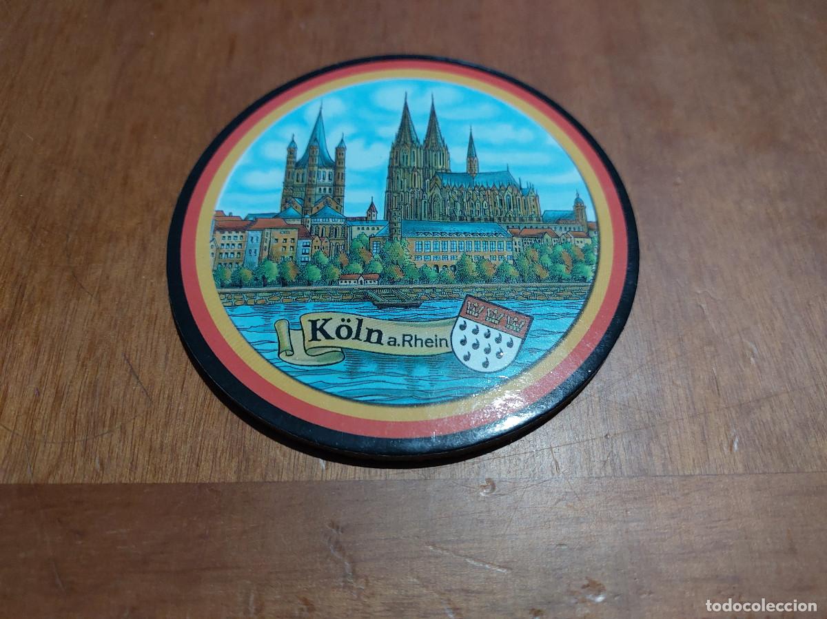 Colecionismo: KOLN A RHEIN. POSAVASOS REDONDO. TRASERA DE CORCHO. EST&Aacute; DETERIORADO POR DETR&Aacute;S.