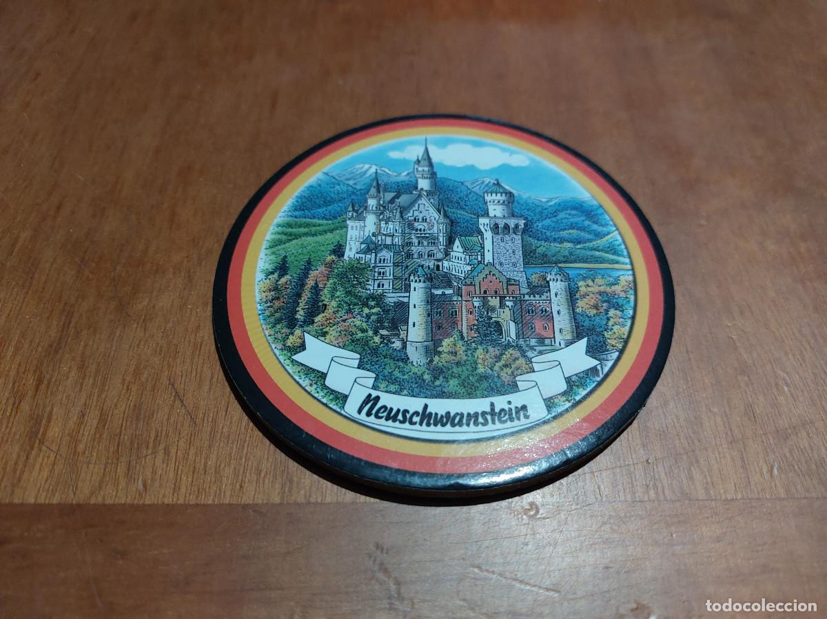 Colecionismo: NEUSCHWANSTEIN. POSAVASOS REDONDO. TRASERA DE CORCHO. EST&Aacute; DETERIORADO POR DETR&Aacute;S.