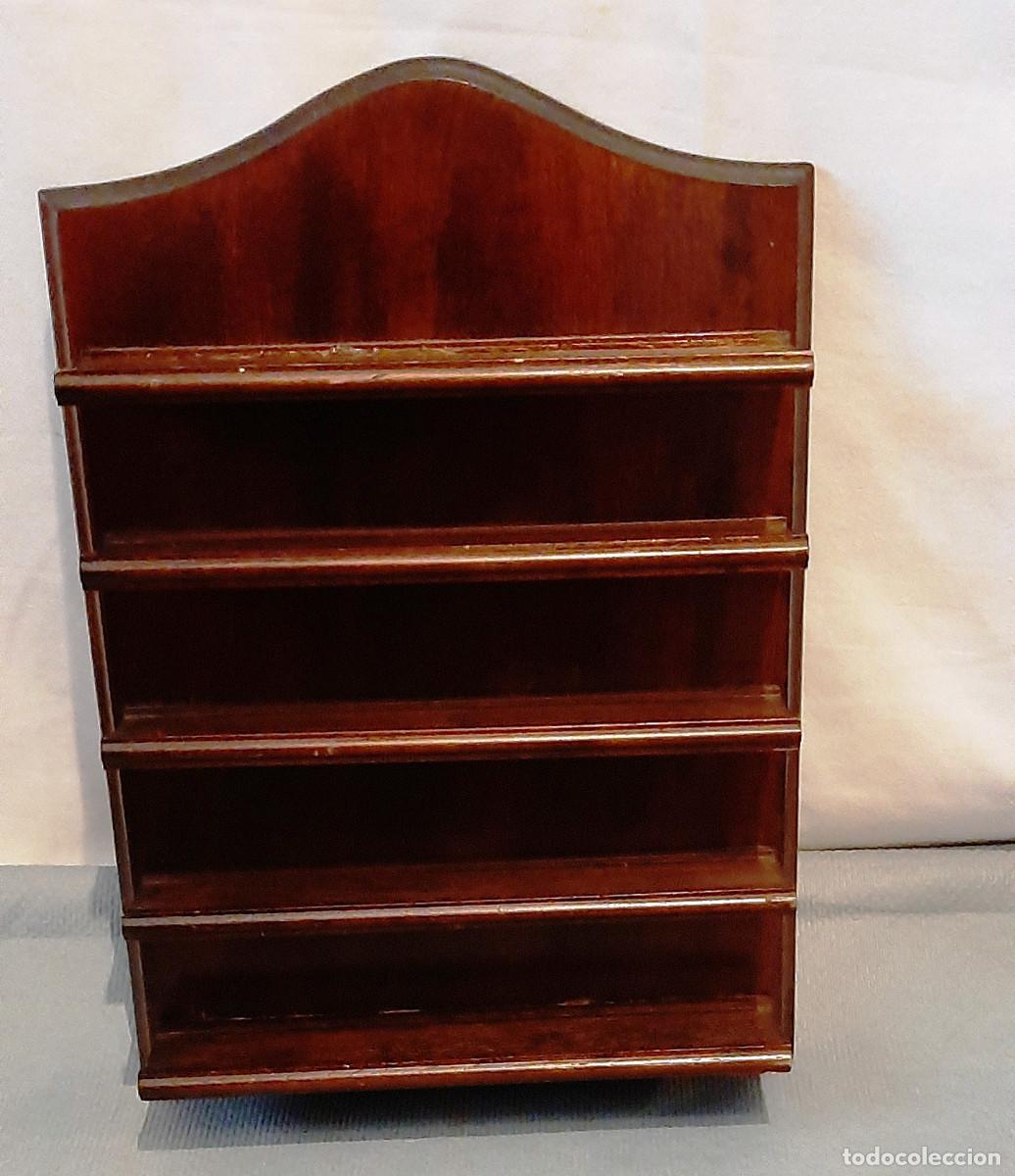 Coleccionismo: Estanter&iacute;a de madera para miniaturas
