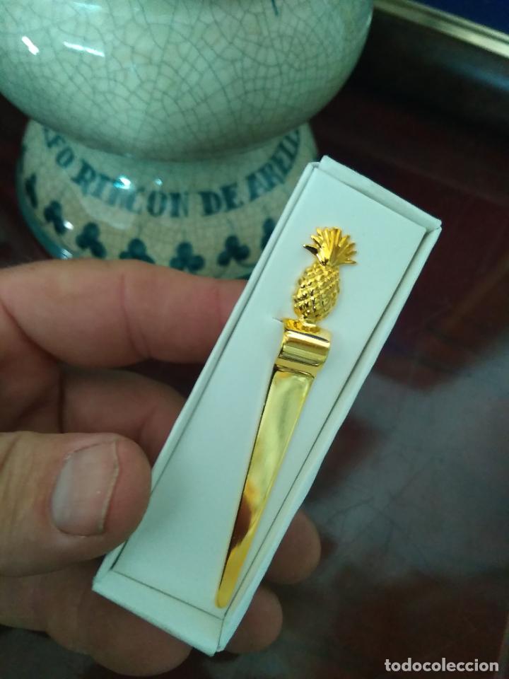 Coleccionismo: Alfiler de corbata en forma de pi&ntilde;a. Rinconera. - Foto 1