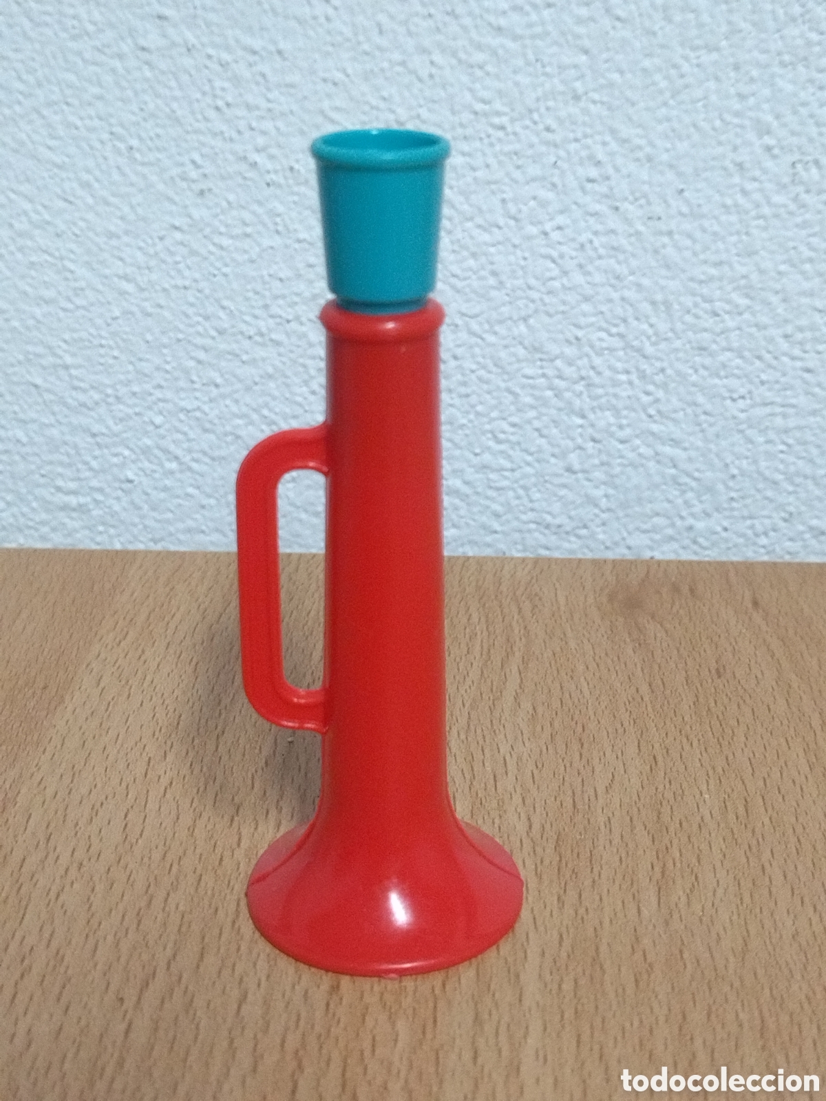 Coleccionismo: Trompeta roja DE ANTIGUO QUIOSCO , A&Ntilde;OS 70