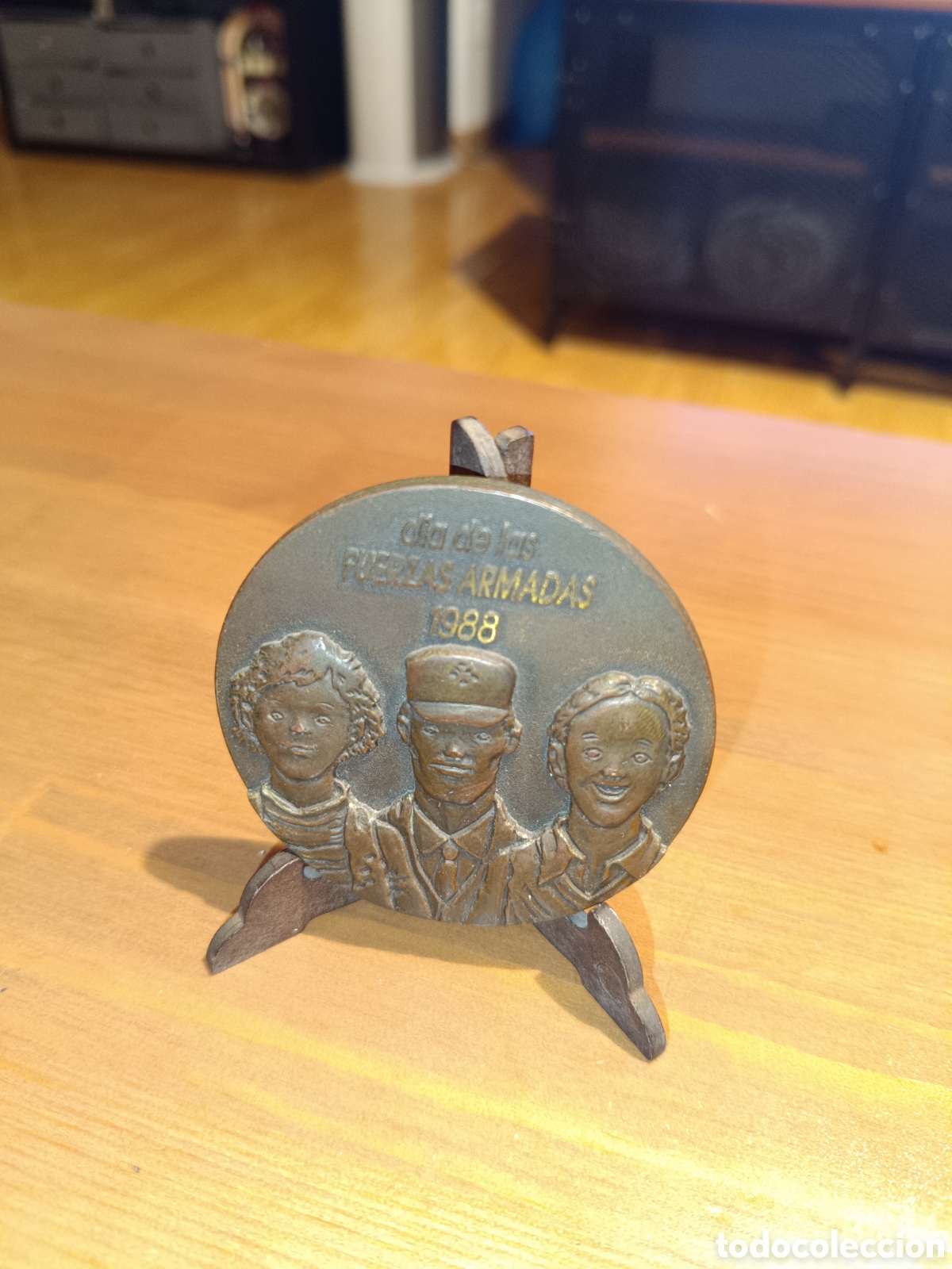 Coleccionismo: Medalla del d&iacute;a de la fuerzas Armadas 1988 ministerio de defensa dise&ntilde;o de Jos&eacute; Ram&oacute;n S&aacute;nchez