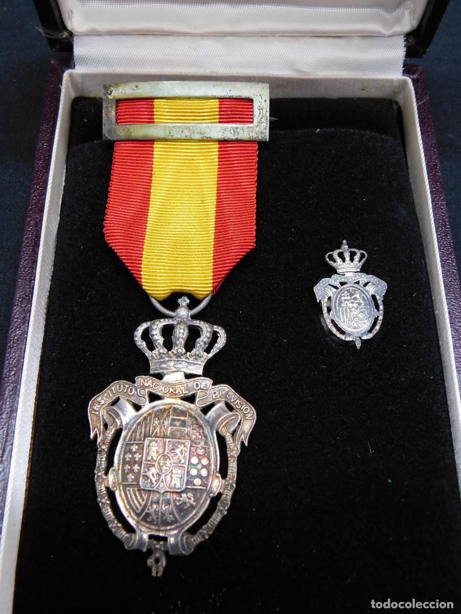Coleccionismo: MEDALLA E ISIGNIA - INSTITUTO NACIONAL DE PREVISI&Oacute;N - Foto 2