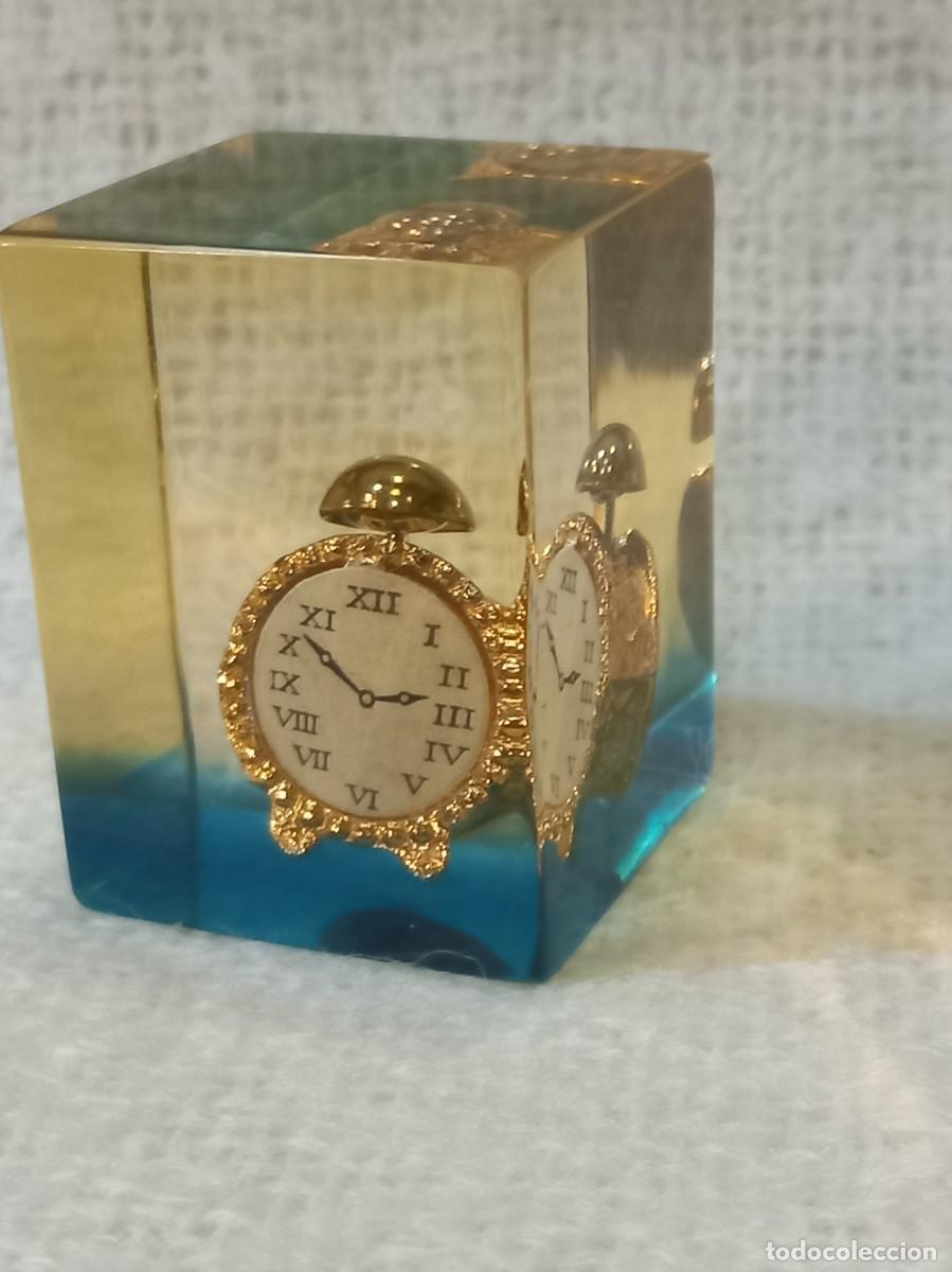 Coleccionismo: RESINA (prisma-cubo) &uml;RELOJ&uml; azul - Foto 1