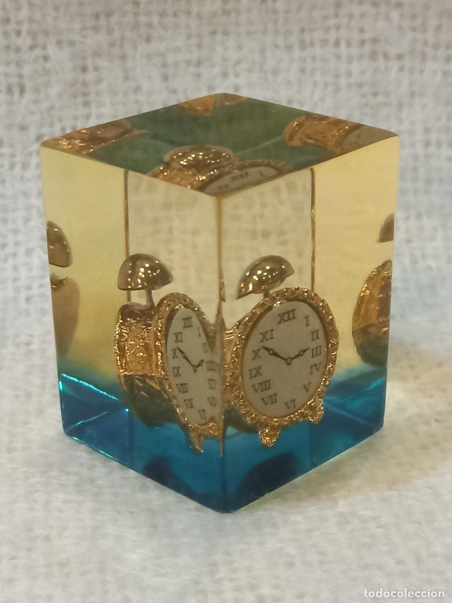 Coleccionismo: RESINA (prisma-cubo) &uml;RELOJ&uml; azul - Foto 2