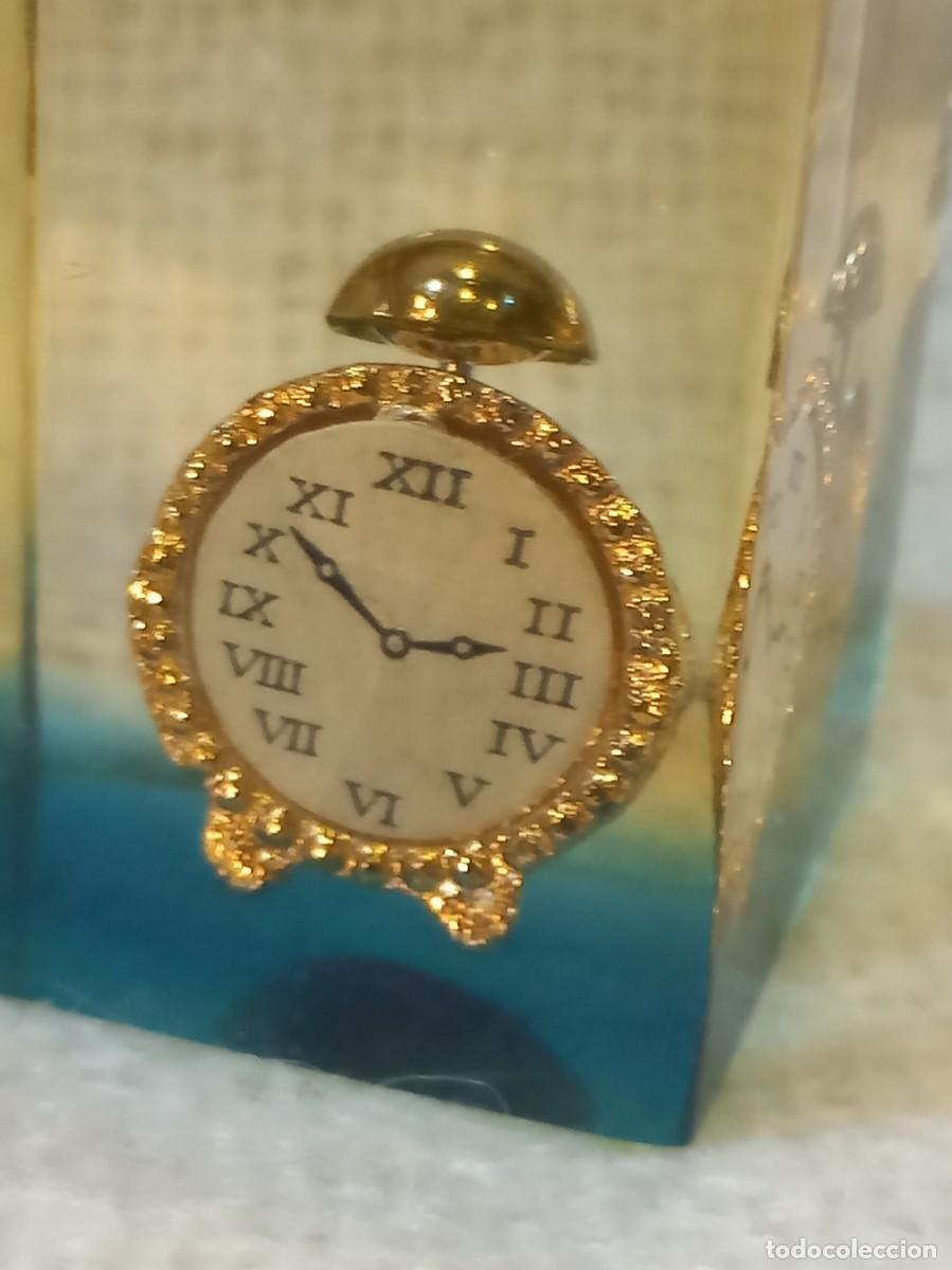 Coleccionismo: RESINA (prisma-cubo) &uml;RELOJ&uml; azul - Foto 3