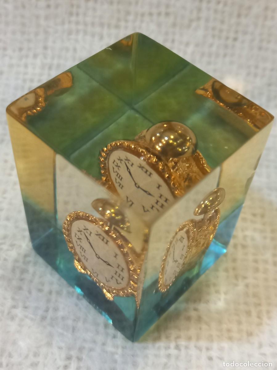 Coleccionismo: RESINA (prisma-cubo) &uml;RELOJ&uml; azul - Foto 4