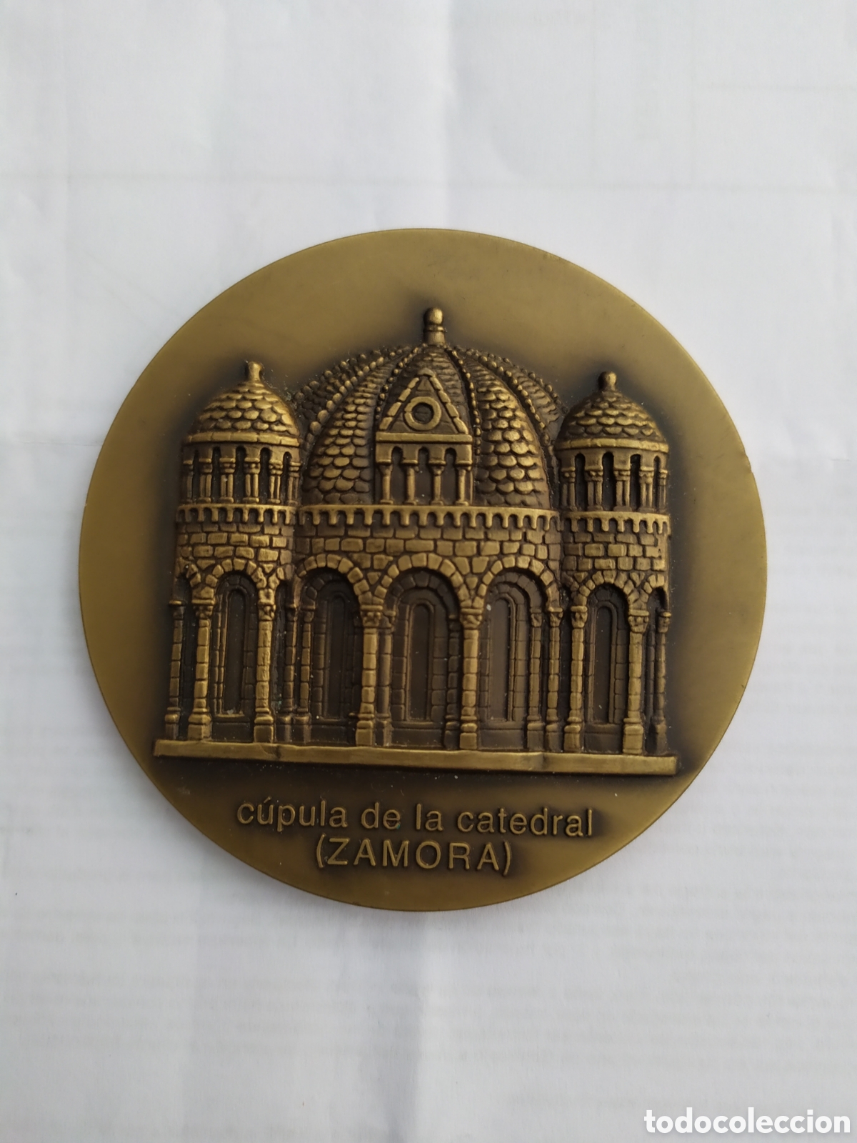 Coleccionismo: Medalla pisapapeles de bronce, c&uacute;pula catedral de Zamora, la loter&iacute;a del humor. 1993.