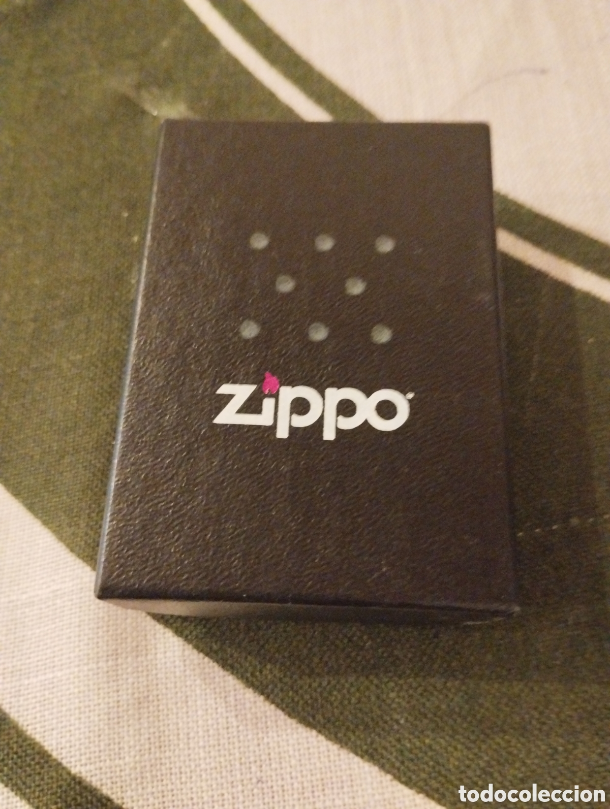 Coleccionismo: Zippo con su estuche de color azul funciona perfectamente letraE