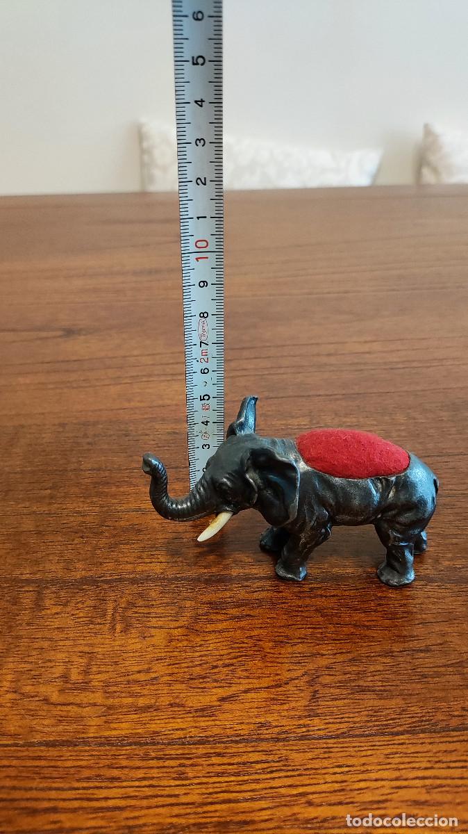 Coleccionismo: antiguo alfiletero en forma de elefante - Foto 2